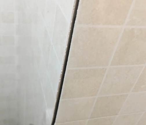 君山瓷砖空鼓维修公司分享阳台瓷砖脱落的修复过程可以分为以下几个步骤
