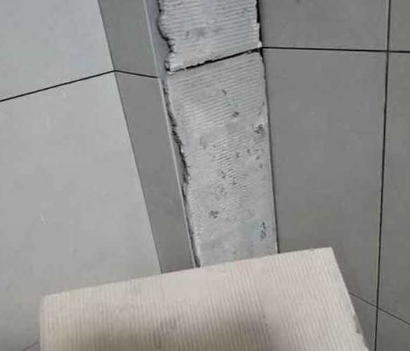 君山瓷砖空鼓维修公司分享下厨房瓷砖脱落的补救措施。